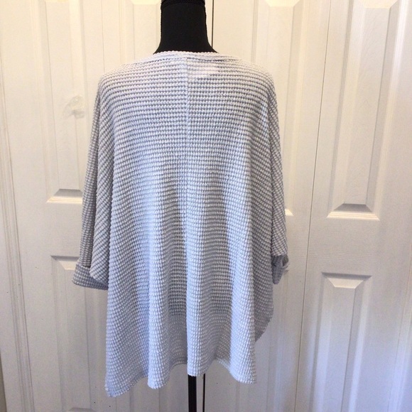 Zenana Womens Lt. Gray 3/4 Sleeve V-Neck Hi-Low Hem Jacquard Sweater Size 1X/2X - Picture 4 of 7